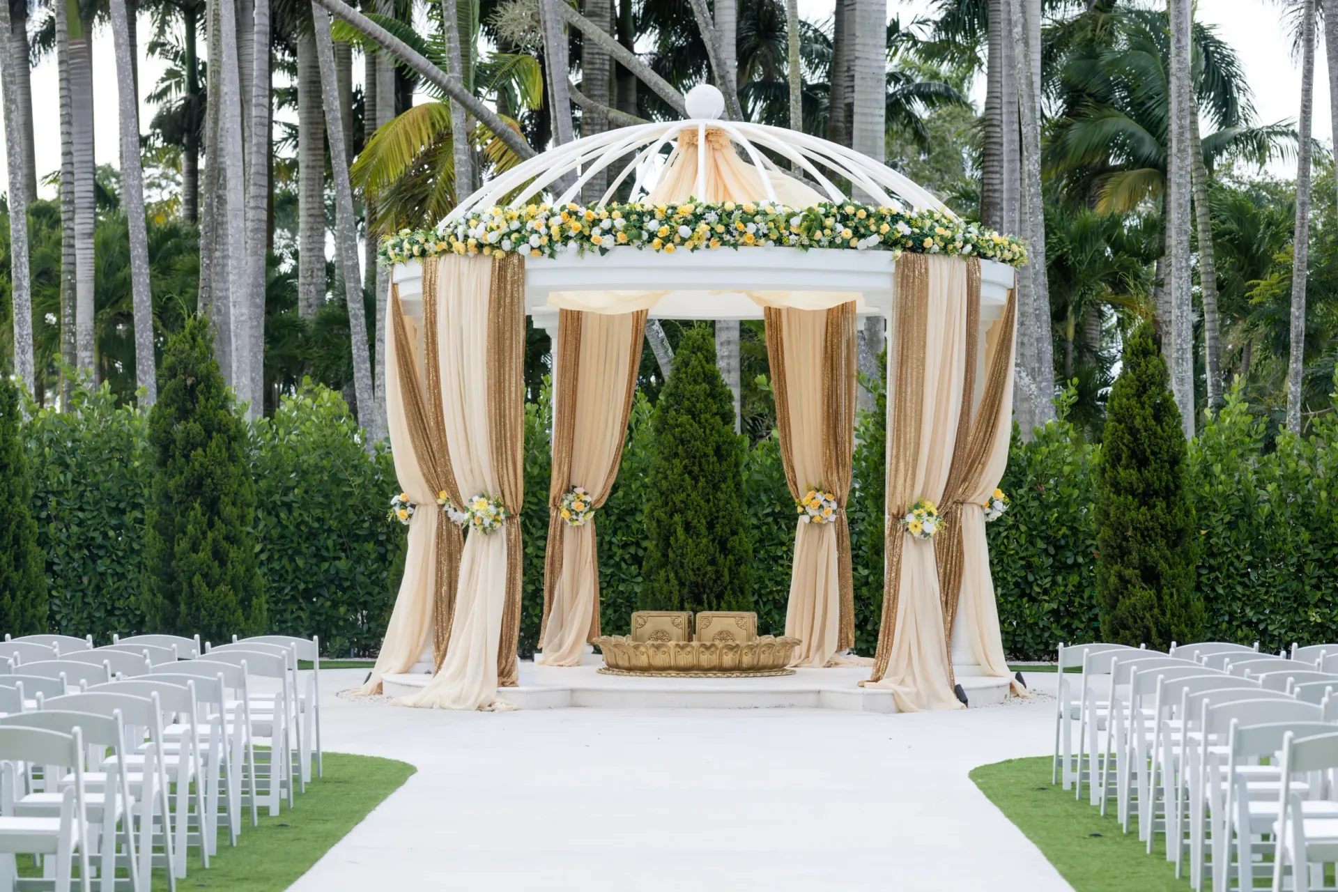 Garland Exchange & Rituals — South Asian Tradition designed and planned by Très CHIC
